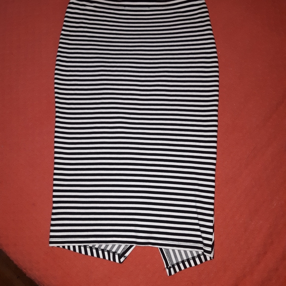 Coin 1804 blk & white stripe skirt small - Picture 2 of 4